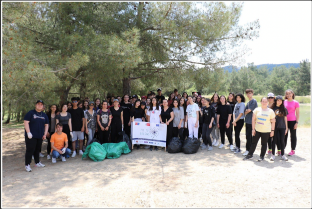 Manisa MSBL students cleaning the beach as a community building activity